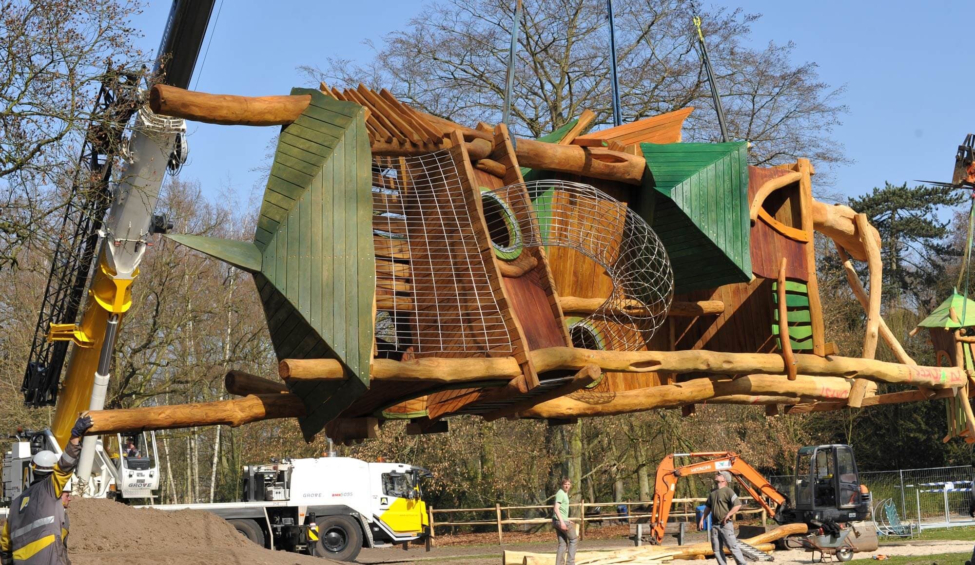 Vergleich zwischen einem alten Bestandsspielplatz und einer neuen Spiellandschaft aus Robinienholz